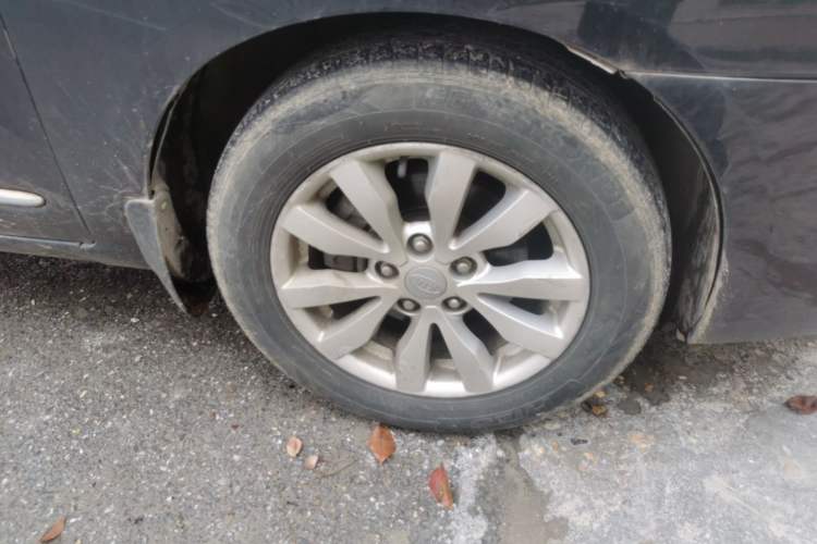 Used Kia Carens 2011 2.0L 7-Seater Automatic Comfort Edition Right Front Wheel Hub