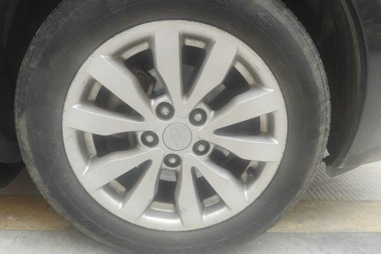 Used Kia Carens 2011 2.0L 7-Seater Automatic Standard Edition Right Front Wheel Hub