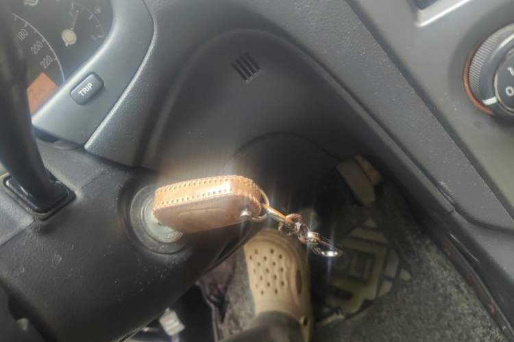 Used Kia Carens 2011 2.0L 7-Seater Automatic Standard Edition Vehicle Key