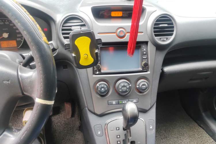 Used Kia Carens 2011 2.0L 7-Seater Automatic Comfort Edition Audio And AC Panel