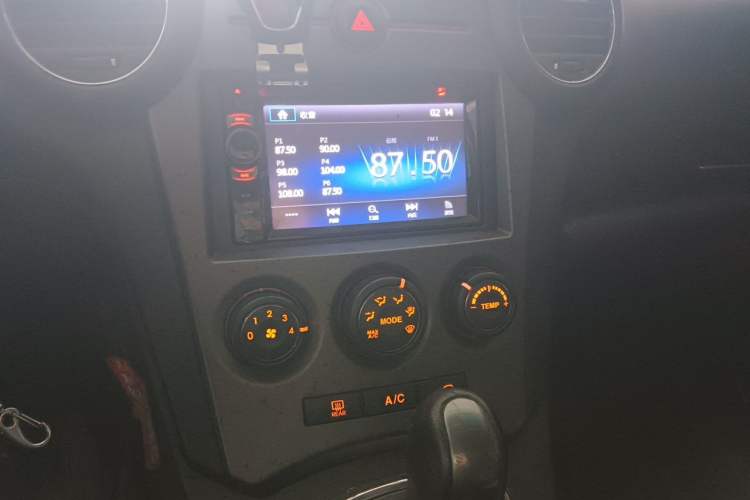 Used Kia Carens 2011 2.0L 7-Seater Automatic Standard Edition Audio And AC Panel