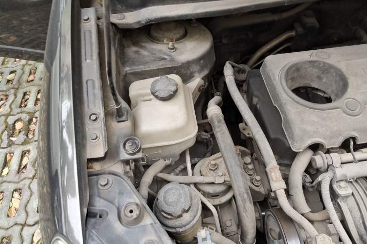 Used Kia Carens 2011 2.0L 7-Seater Automatic Standard Edition Engine Bay Right