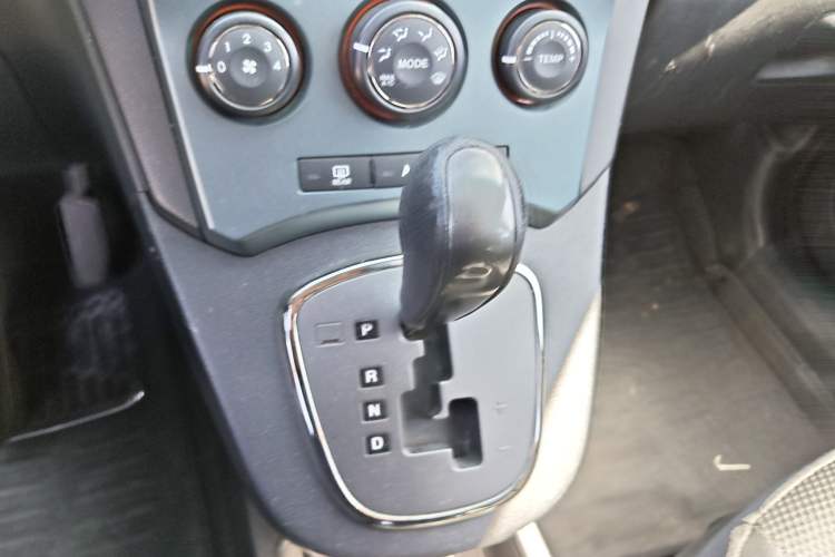Used Kia Carens 2011 2.0L 7-Seater Automatic Standard Edition Gear Lever