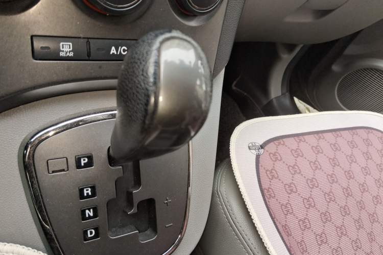 Used Kia Carens 2011 2.0L 7-Seater Automatic Standard Edition Gear Lever