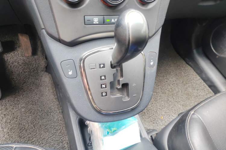 Used Kia Carens 2011 2.0L 7-Seater Automatic Comfort Edition Gear Lever