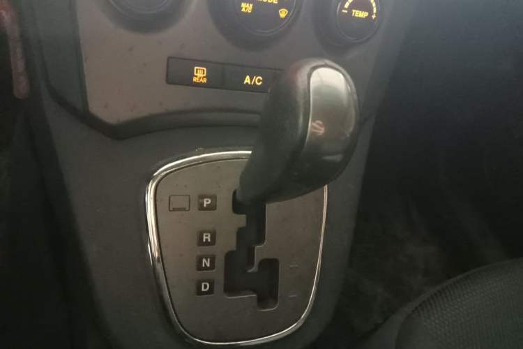 Used Kia Carens 2011 2.0L 7-Seater Automatic Standard Edition Gear Lever