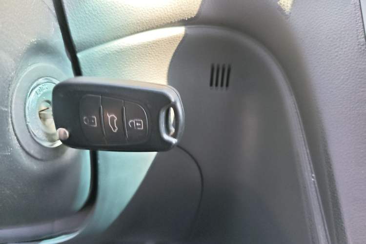 Used Kia Carens 2011 2.0L 7-Seater Automatic Standard Edition Interior 1