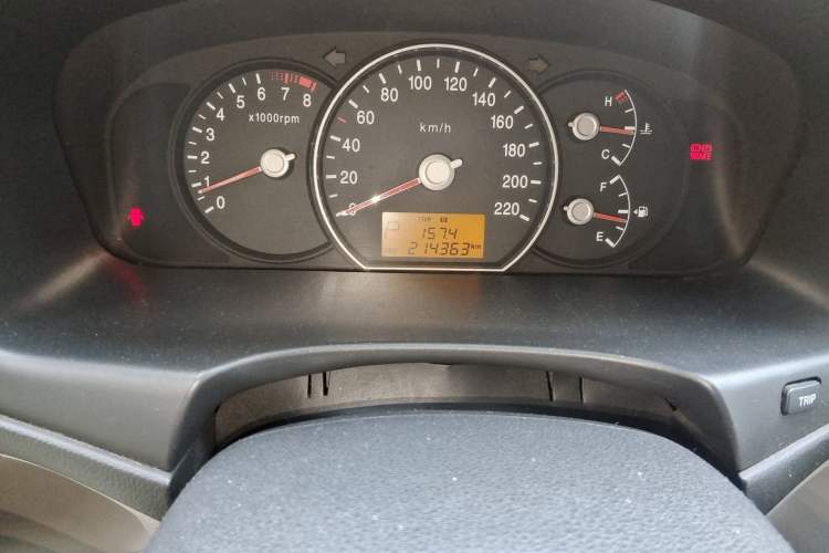 Used Kia Carens 2011 2.0L 7-Seater Automatic Standard Edition Odometer Close Up