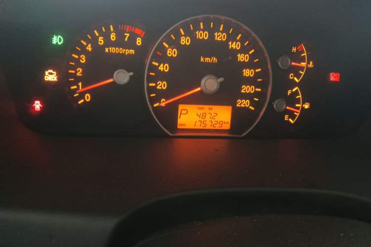 Used Kia Carens 2011 2.0L 7-Seater Automatic Standard Edition Odometer Close Up