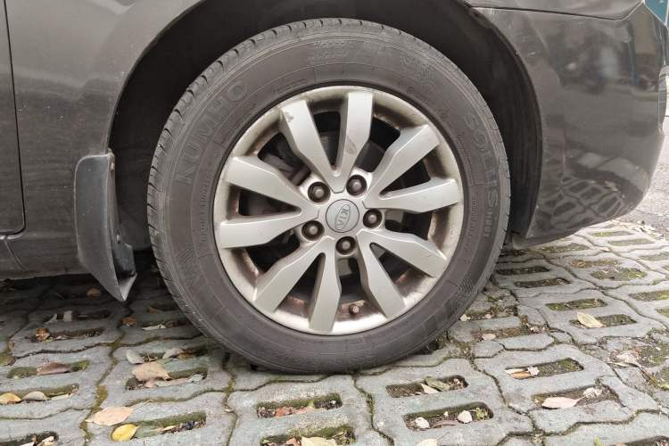 Used Kia Carens 2011 2.0L 7-Seater Automatic Standard Edition Right Front Wheel Hub