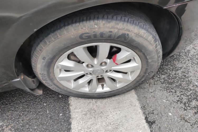 Used Kia Carens 2011 2.0L 7-Seater Automatic Comfort Edition Right Front Wheel Hub
