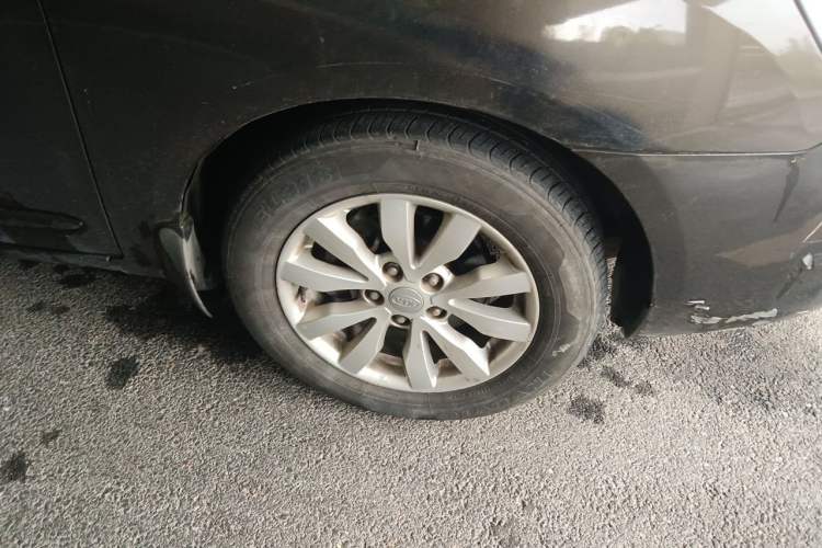 Used Kia Carens 2011 2.0L 7-Seater Automatic Standard Edition Right Front Wheel Hub