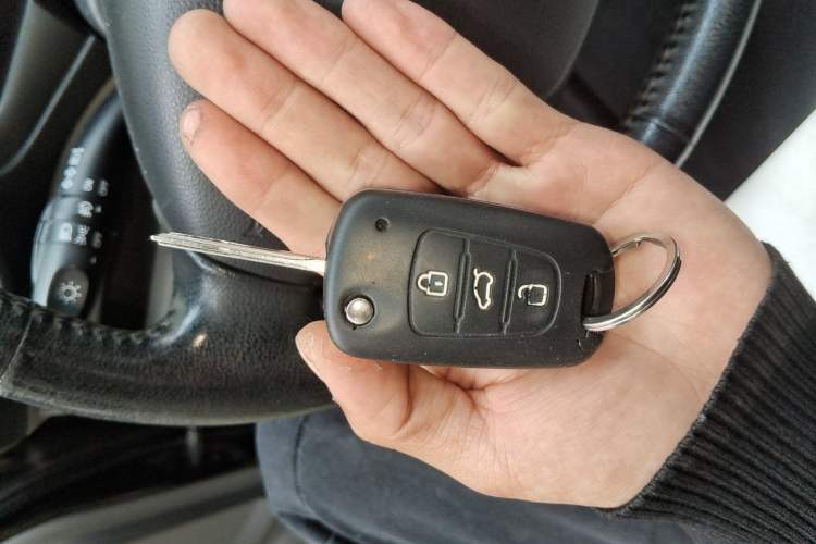 Used Kia Carens 2011 2.0L 7-Seater Automatic Standard Edition Vehicle Key