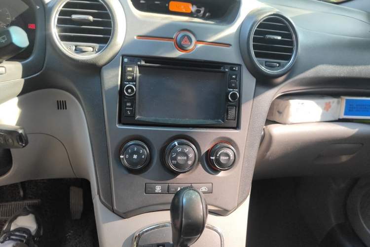 Used Kia Carens 2011 2.0L 7-Seater Automatic Standard Edition Audio And AC Panel