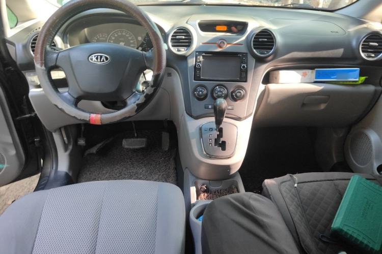 Used Kia Carens 2011 2.0L 7-Seater Automatic Standard Edition Center Console