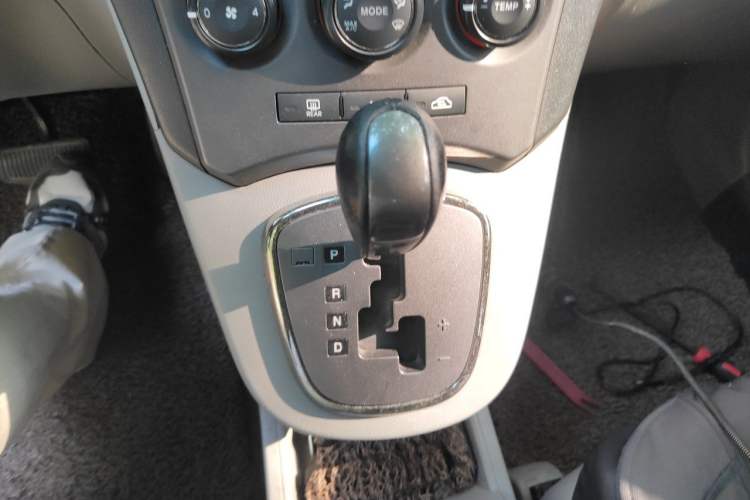 Used Kia Carens 2011 2.0L 7-Seater Automatic Standard Edition Gear Lever