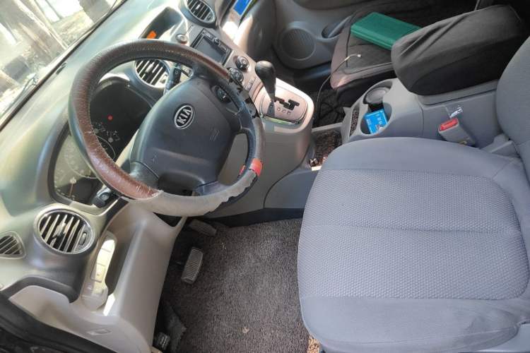 Used Kia Carens 2011 2.0L 7-Seater Automatic Standard Edition Left Front Seat