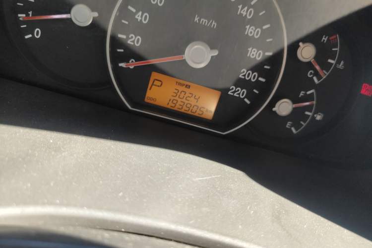 Used Kia Carens 2011 2.0L 7-Seater Automatic Standard Edition Odometer Close Up