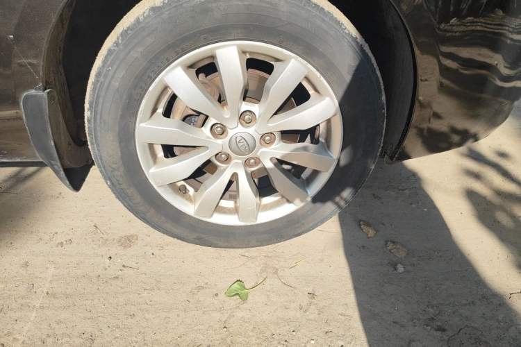 Used Kia Carens 2011 2.0L 7-Seater Automatic Standard Edition Right Front Wheel Hub