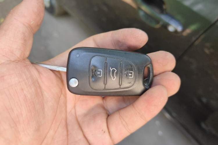 Used Kia Carens 2011 2.0L 7-Seater Automatic Standard Edition Vehicle Key