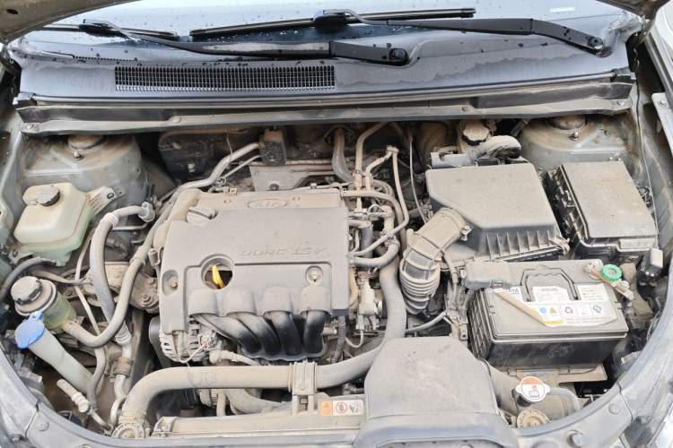 Used Kia Carens 2011 1.6L 5-Seater Manual Comfort Edition Engine Bay
