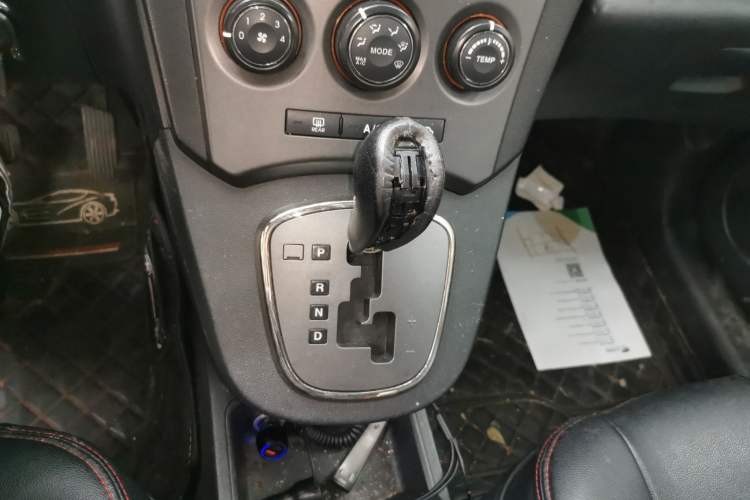 Used Kia Carens 2011 2.0L 5-Seater Automatic Standard Edition Gear Lever