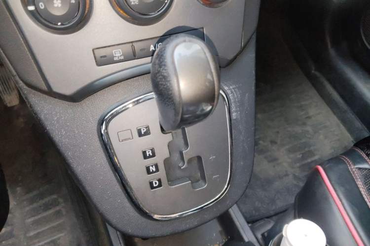 Used Kia Carens 2011 2.0L 7-Seater Automatic Standard Edition Gear Lever