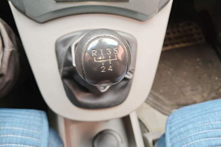 Used Kia Carens 2011 1.6L 5-Seater Manual Comfort Edition Gear Lever