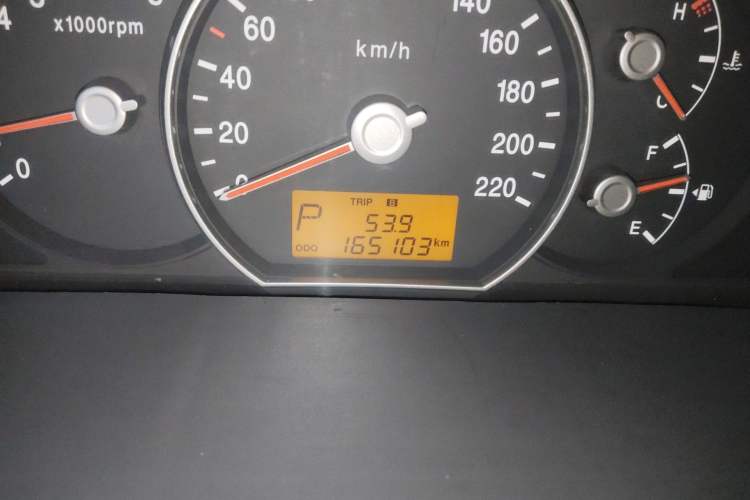Used Kia Carens 2011 2.0L 7-Seater Automatic Standard Edition Odometer Close Up