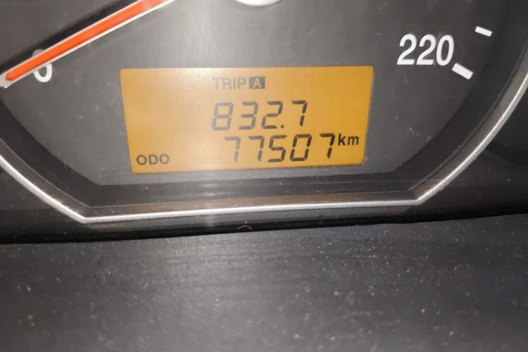 Used Kia Carens 2011 1.6L 5-Seater Manual Comfort Edition Odometer Close Up