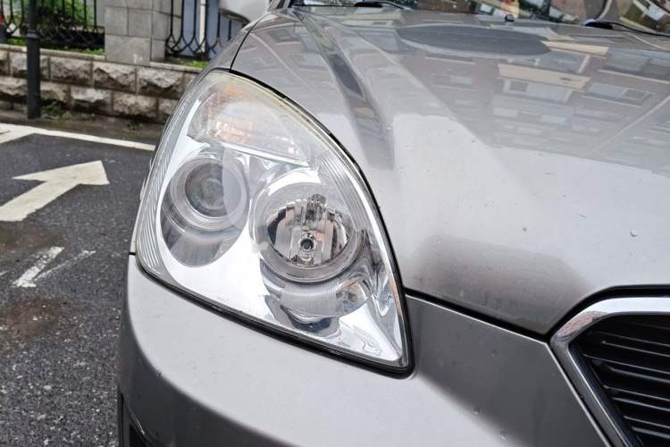 Used Kia Carens 2011 1.6L 5-Seater Manual Comfort Edition Right Front Headlight
