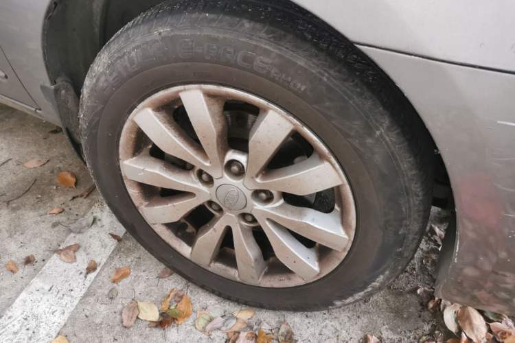 Used Kia Carens 2011 2.0L 5-Seater Automatic Standard Edition Right Front Wheel Hub
