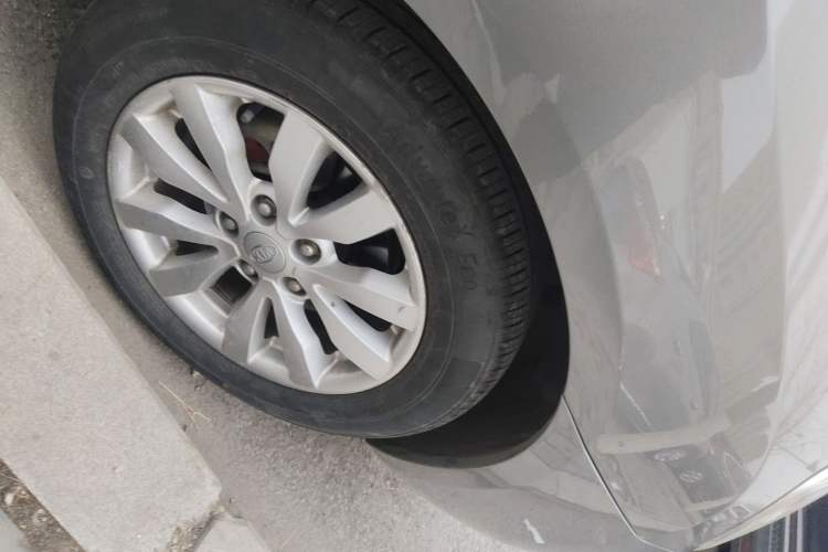 Used Kia Carens 2011 2.0L 7-Seater Automatic Standard Edition Right Front Wheel Hub