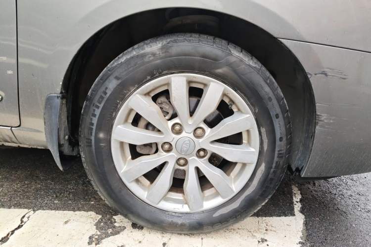 Used Kia Carens 2011 1.6L 5-Seater Manual Comfort Edition Right Front Wheel Hub