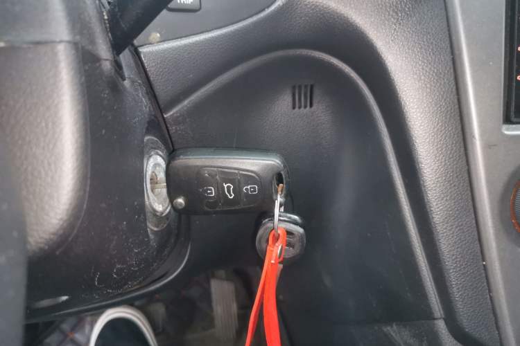Used Kia Carens 2011 2.0L 5-Seater Automatic Standard Edition Vehicle Key
