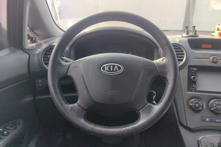 Used Kia Carens 2011 1.6L 5-seat Automatic Luxury Edition Steering Wheel