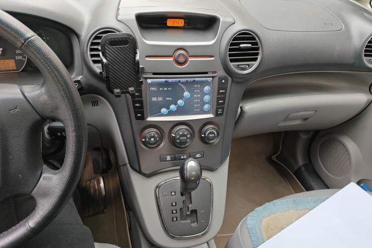 Used Kia Carens 2011 2.0L 7-Seater Automatic Standard Edition Audio And AC Panel