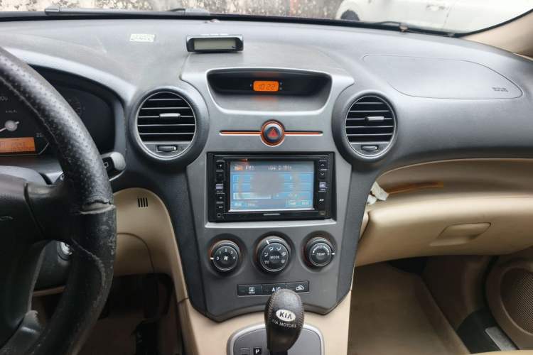 Used Kia Carens 2011 2.0L 7-Seater Automatic Standard Edition Audio And AC Panel