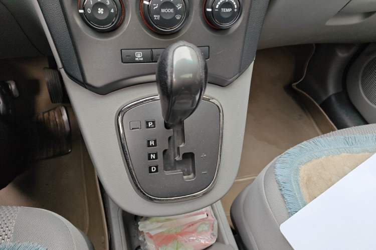 Used Kia Carens 2011 2.0L 7-Seater Automatic Standard Edition Gear Lever