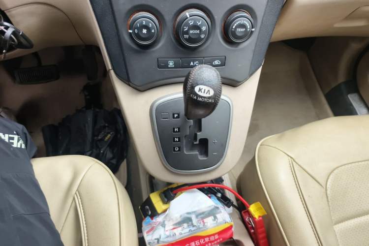 Used Kia Carens 2011 2.0L 7-Seater Automatic Standard Edition Gear Lever