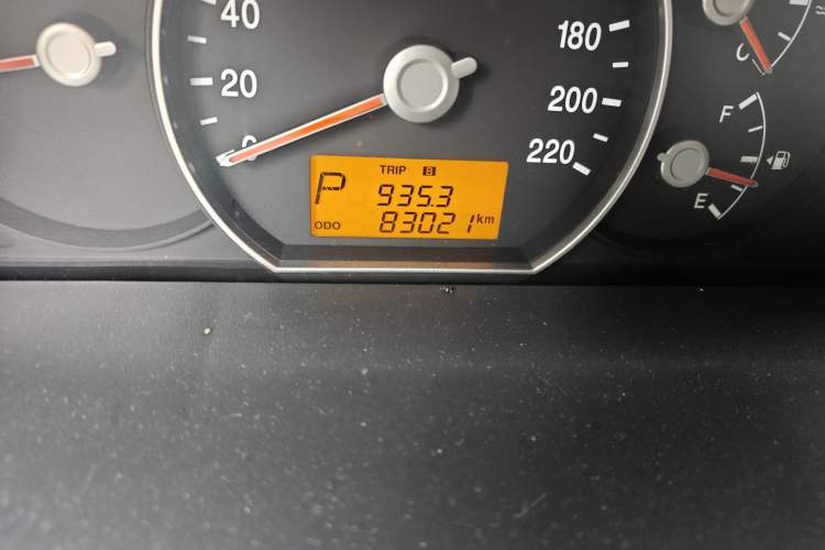 Used Kia Carens 2011 2.0L 7-Seater Automatic Standard Edition Odometer Close Up