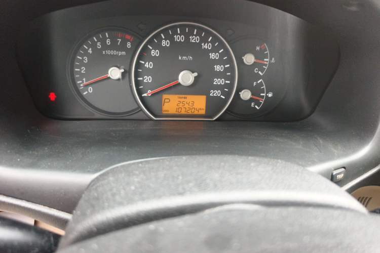 Used Kia Carens 2011 2.0L 7-Seater Automatic Standard Edition Odometer Close Up