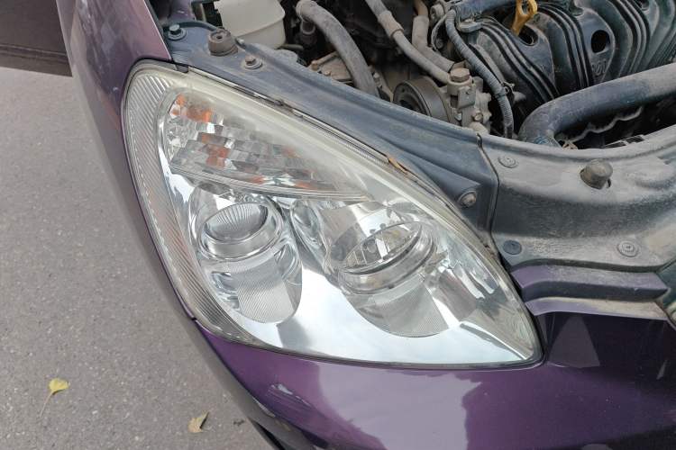 Used Kia Carens 2011 2.0L 7-Seater Automatic Standard Edition Right Front Headlight