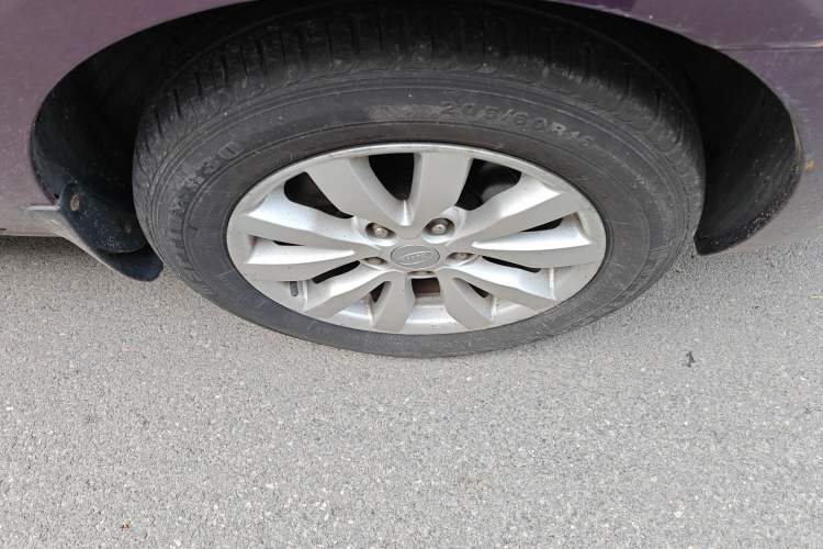 Used Kia Carens 2011 2.0L 7-Seater Automatic Standard Edition Right Front Wheel Hub