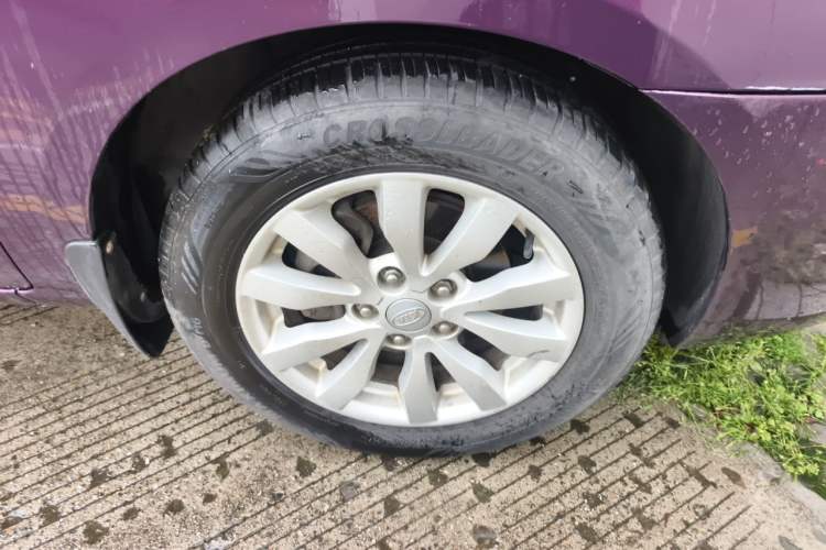 Used Kia Carens 2011 2.0L 7-Seater Automatic Standard Edition Right Front Wheel Hub