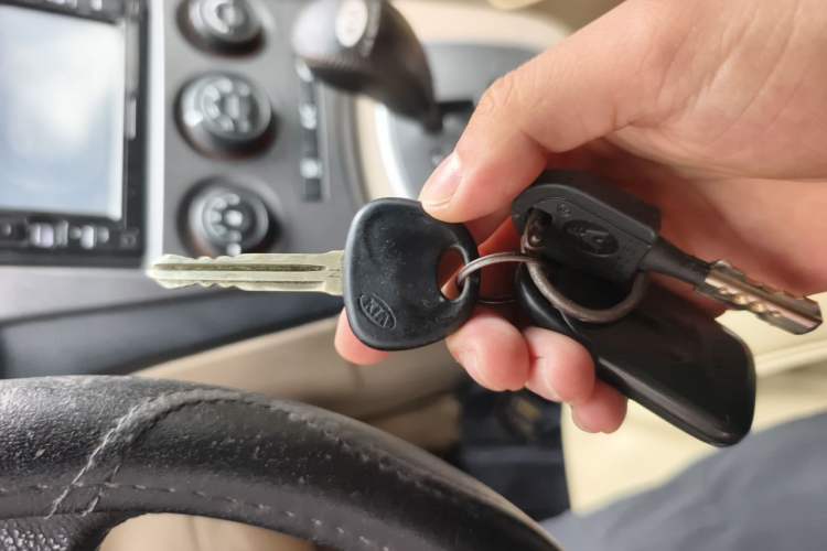 Used Kia Carens 2011 2.0L 7-Seater Automatic Standard Edition Vehicle Key