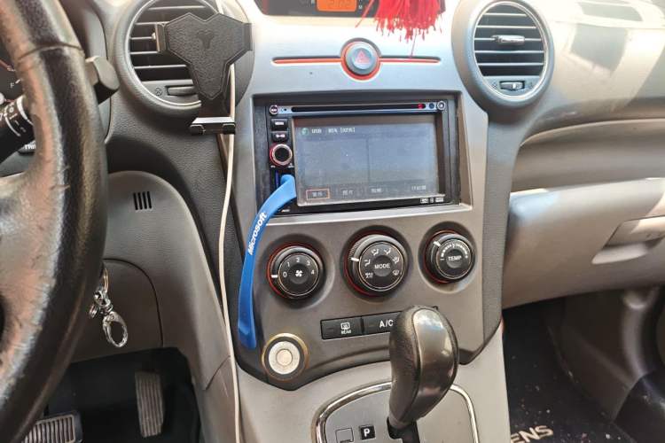 Used Kia Carens 2011 2.0L 7-Seater Automatic Standard Edition Audio And AC Panel