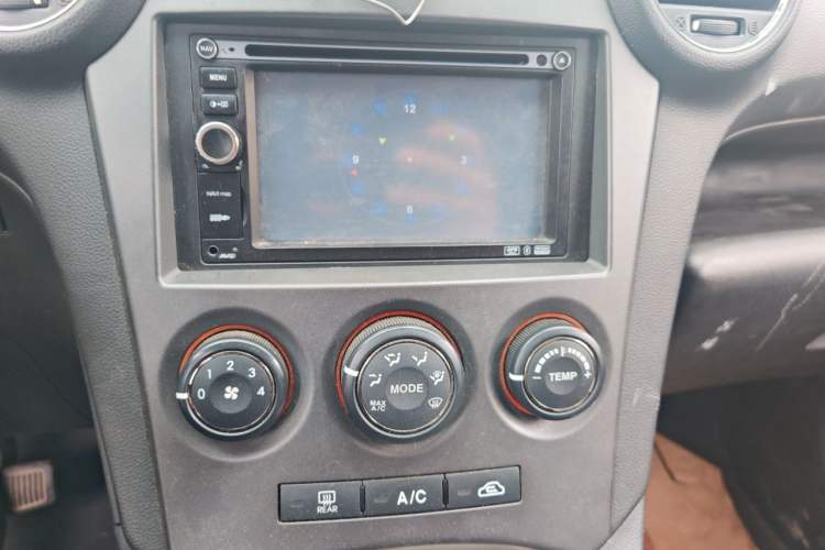 Used Kia Carens 2011 2.0L 7-Seater Automatic Comfort Edition Audio And AC Panel