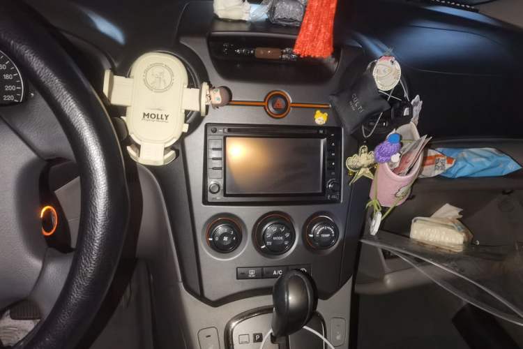 Used Kia Carens 2011 2.0L 5-Seater Automatic Comfort Edition Audio And AC Panel
