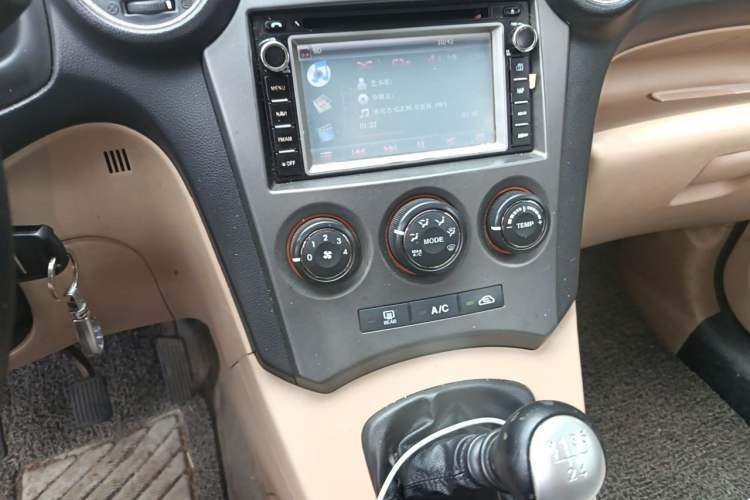 Used Kia Carens 2011 1.6L 5-Seater Manual Comfort Edition Audio And AC Panel